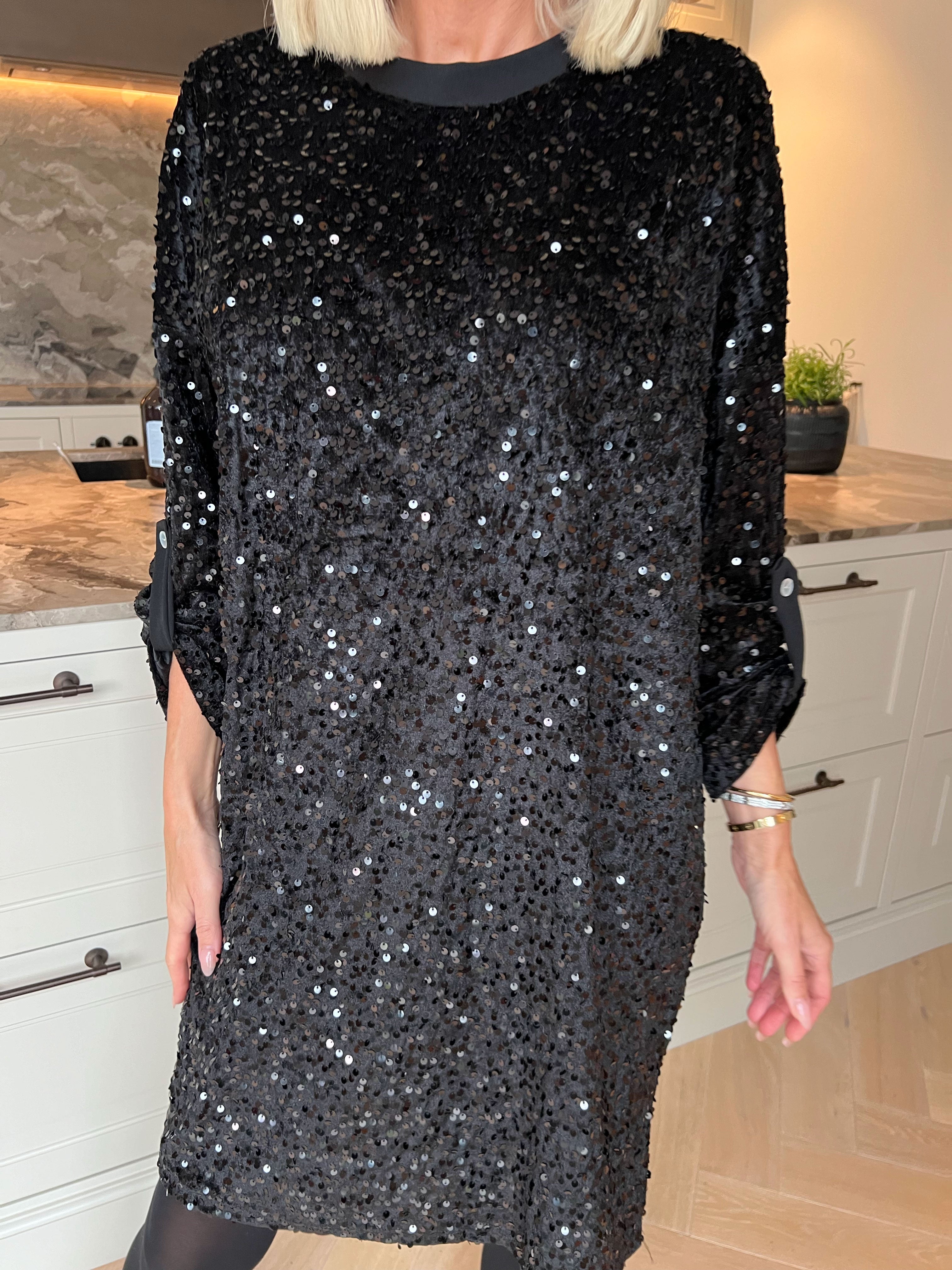 Ilaria - Plus size velourkjole i viskose med festlige pailletter, der giver et glamourøst look